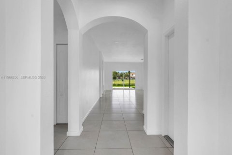 House in Cutler Bay, Florida 4 bedrooms, 141.12 sq.m. № 2028116 - photo 9