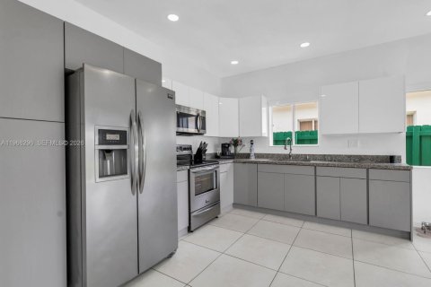 House in Cutler Bay, Florida 4 bedrooms, 141.12 sq.m. № 2028116 - photo 3