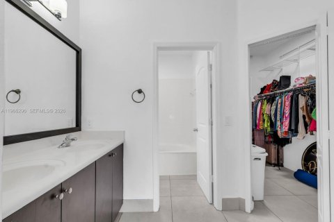 House in Cutler Bay, Florida 4 bedrooms, 141.12 sq.m. № 2028116 - photo 12