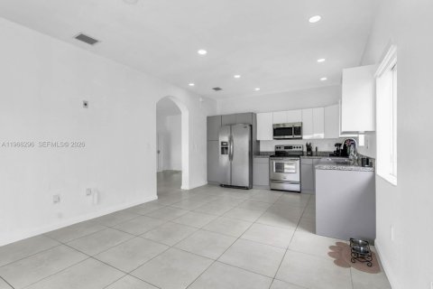 House in Cutler Bay, Florida 4 bedrooms, 141.12 sq.m. № 2028116 - photo 5