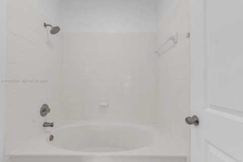 House in Cutler Bay, Florida 4 bedrooms, 141.12 sq.m. № 2028116 - photo 15