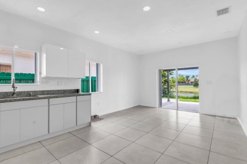 House in Cutler Bay, Florida 4 bedrooms, 141.12 sq.m. № 2028116 - photo 6