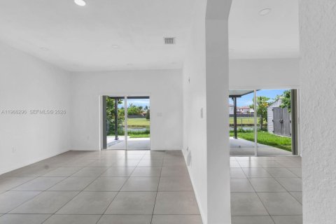 House in Cutler Bay, Florida 4 bedrooms, 141.12 sq.m. № 2028116 - photo 7