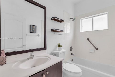 House in Cutler Bay, Florida 4 bedrooms, 141.12 sq.m. № 2028116 - photo 14