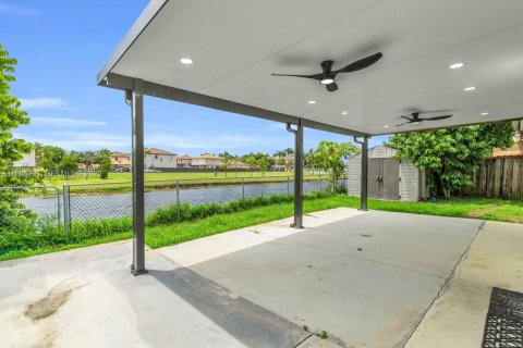 House in Cutler Bay, Florida 4 bedrooms, 141.12 sq.m. № 2028116 - photo 2