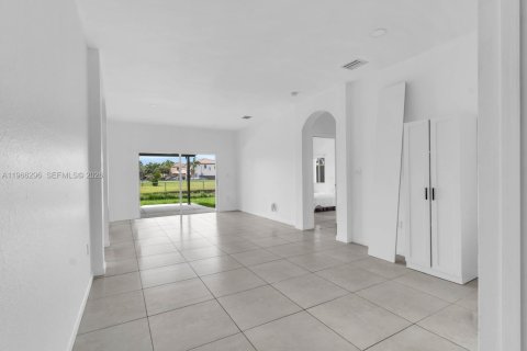 House in Cutler Bay, Florida 4 bedrooms, 141.12 sq.m. № 2028116 - photo 8