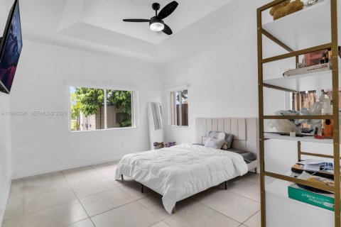 House in Cutler Bay, Florida 4 bedrooms, 141.12 sq.m. № 2028116 - photo 11