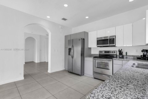 House in Cutler Bay, Florida 4 bedrooms, 141.12 sq.m. № 2028116 - photo 4