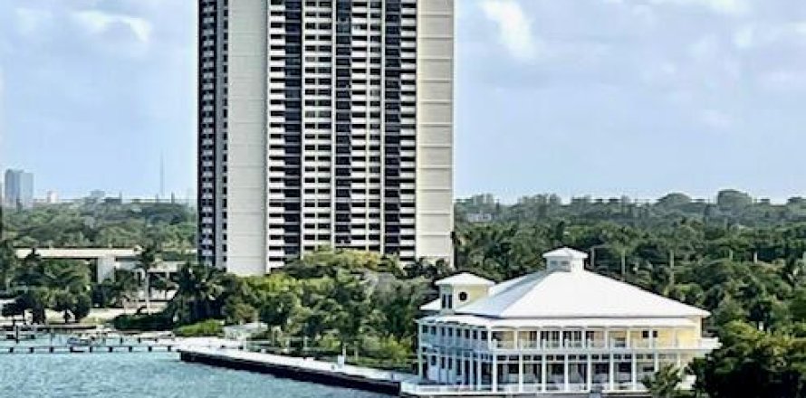 Condominio en West Palm Beach, Florida, 2 dormitorios № 1172083