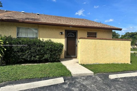 Снять в аренду виллу или дом в Дирфилд-Бич, Флорида 2 спальни, 88.44м2, № 1972880 - фото 1