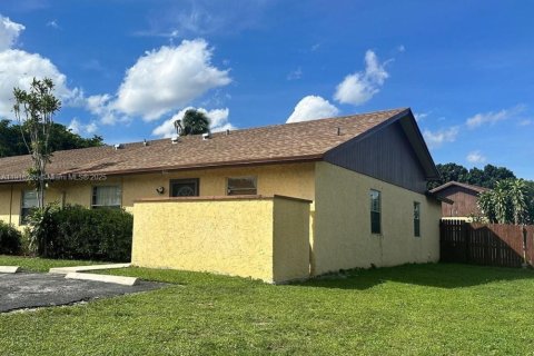 Снять в аренду виллу или дом в Дирфилд-Бич, Флорида 2 спальни, 88.44м2, № 1972880 - фото 2