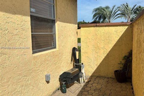 Снять в аренду виллу или дом в Дирфилд-Бич, Флорида 2 спальни, 88.44м2, № 1972880 - фото 3