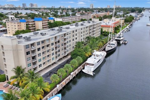 Condo in Fort Lauderdale, Florida, 2 bedrooms  № 1924873 - photo 1