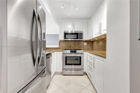 Condo in Fort Lauderdale, Florida, 2 bedrooms  № 1924873 - photo 4