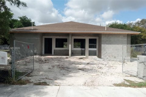 Propiedad comercial en venta en Miami Gardens, Florida № 2040177 - foto 4