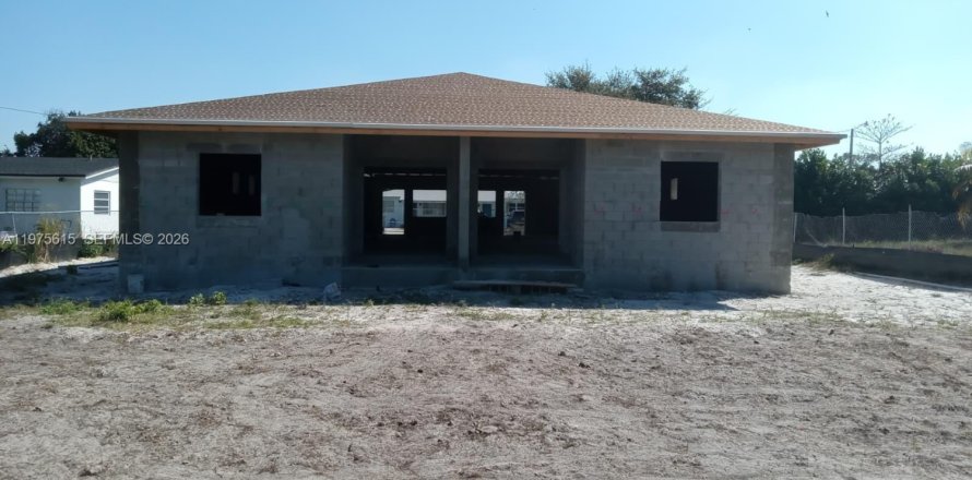 Propiedad comercial en Miami Gardens, Florida № 2040177