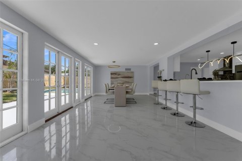 House in Lighthouse Point, Florida 4 bedrooms, 259.66 sq.m. № 1739692 - photo 2
