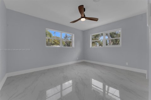 House in Lighthouse Point, Florida 4 bedrooms, 259.66 sq.m. № 1739692 - photo 15