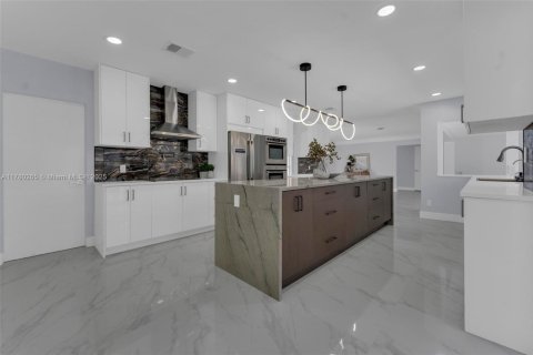House in Lighthouse Point, Florida 4 bedrooms, 259.66 sq.m. № 1739692 - photo 10