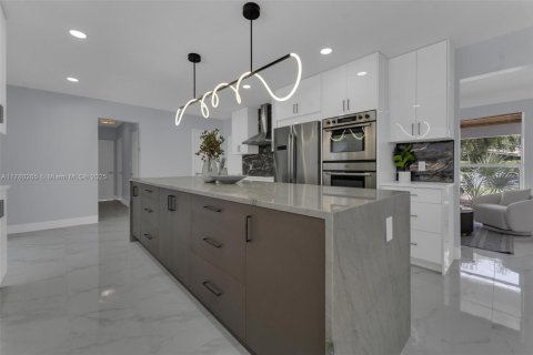 House in Lighthouse Point, Florida 4 bedrooms, 259.66 sq.m. № 1739692 - photo 8