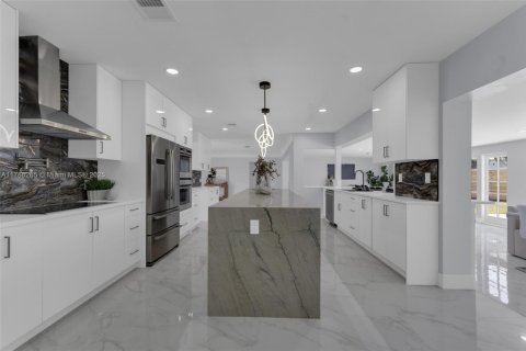 House in Lighthouse Point, Florida 4 bedrooms, 259.66 sq.m. № 1739692 - photo 13
