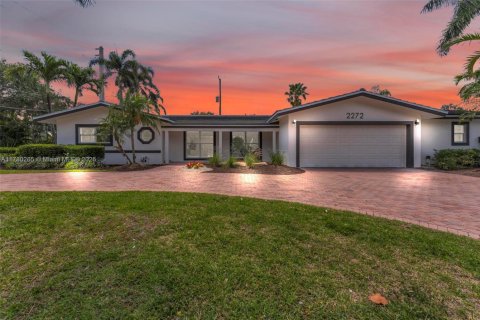 House in Lighthouse Point, Florida 4 bedrooms, 259.66 sq.m. № 1739692 - photo 1