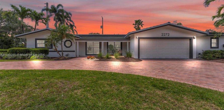 House in Lighthouse Point, Florida 4 bedrooms, 259.66 sq.m. № 1739692