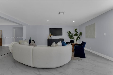 House in Lighthouse Point, Florida 4 bedrooms, 259.66 sq.m. № 1739692 - photo 29
