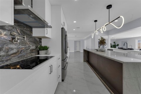 House in Lighthouse Point, Florida 4 bedrooms, 259.66 sq.m. № 1739692 - photo 11