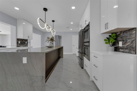 House in Lighthouse Point, Florida 4 bedrooms, 259.66 sq.m. № 1739692 - photo 9