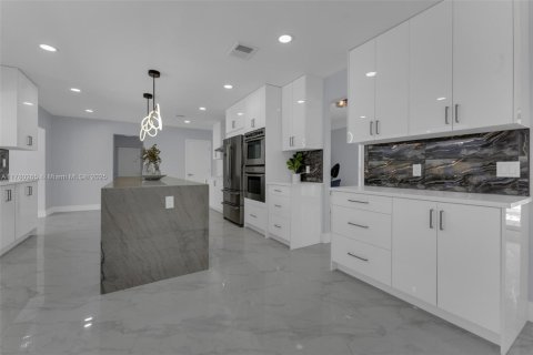 House in Lighthouse Point, Florida 4 bedrooms, 259.66 sq.m. № 1739692 - photo 7