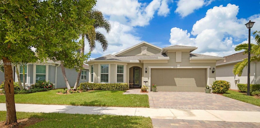 House in Port St. Lucie, Florida 2 bedrooms, 191.29 sq.m. № 1880042