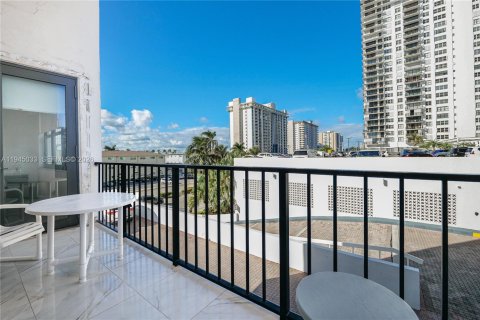 Condominio en venta en Hollywood, Florida, 2 dormitorios, 114.27 m2 № 2001529 - foto 2