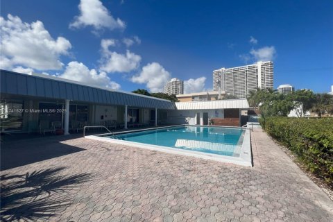 Condo in North Miami Beach, Florida, 2 bedrooms  № 1731538 - photo 24