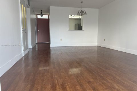 Condo in North Miami Beach, Florida, 2 bedrooms  № 1731538 - photo 10