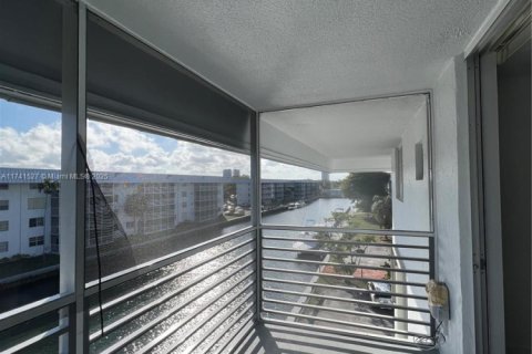 Condo in North Miami Beach, Florida, 2 bedrooms  № 1731538 - photo 4