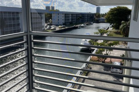 Condo in North Miami Beach, Florida, 2 bedrooms  № 1731538 - photo 6