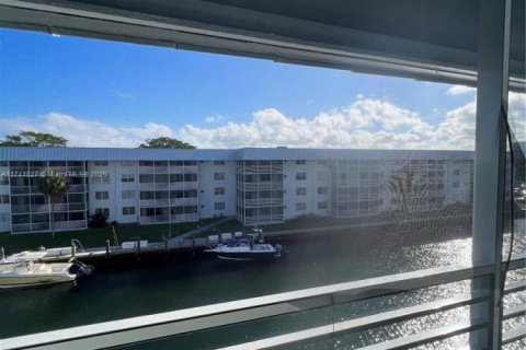 Condo in North Miami Beach, Florida, 2 bedrooms  № 1731538 - photo 7