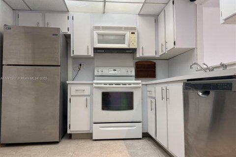 Condo in North Miami Beach, Florida, 2 bedrooms  № 1731538 - photo 11