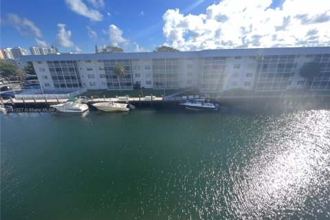 Condo in North Miami Beach, Florida, 2 bedrooms  № 1731538 - photo 1