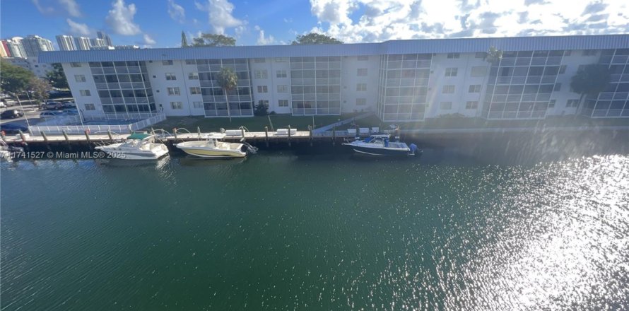Condo in North Miami Beach, Florida, 2 bedrooms  № 1731538
