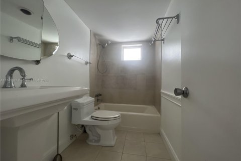 Condo in North Miami Beach, Florida, 2 bedrooms  № 1731538 - photo 15