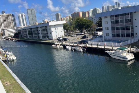 Condo in North Miami Beach, Florida, 2 bedrooms  № 1731538 - photo 2