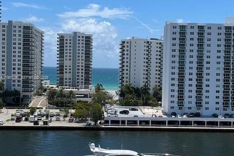 Condominio en venta en Hallandale Beach, Florida, 1 dormitorio, 85.01 m2 № 2048895 - foto 2