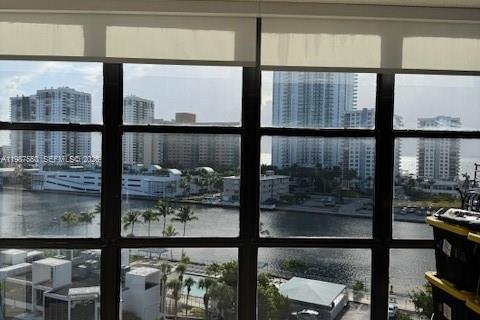 Condominio en venta en Hallandale Beach, Florida, 1 dormitorio, 85.01 m2 № 2048895 - foto 10