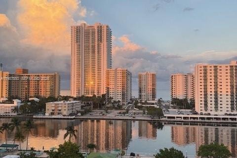 Condominio en Hallandale Beach, Florida, 1 dormitorio  № 2048895