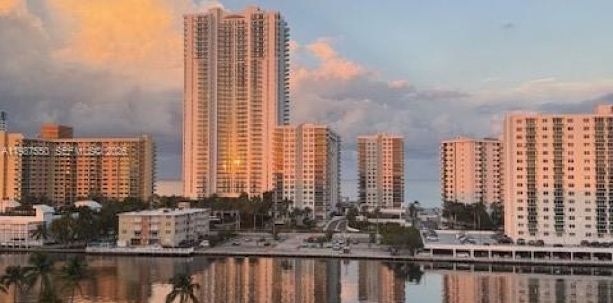Condominio en Hallandale Beach, Florida, 1 dormitorio  № 2048895