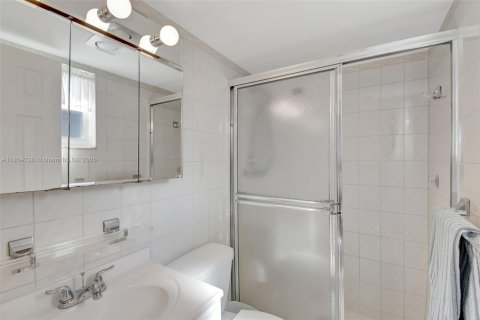 Condominio en venta en Hallandale Beach, Florida, 2 dormitorios, 77.67 m2 № 1872620 - foto 15