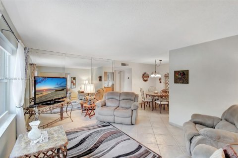 Condominio en venta en Hallandale Beach, Florida, 2 dormitorios, 77.67 m2 № 1872620 - foto 5