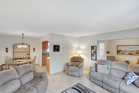 Condominio en venta en Hallandale Beach, Florida, 2 dormitorios, 77.67 m2 № 1872620 - foto 6